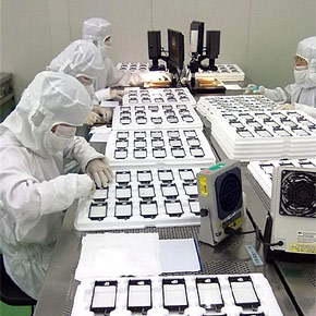 Medewerkers werken in fabriek aan scherm iPhone 5