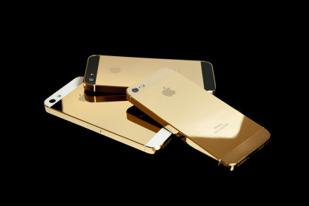 Gouden iPhones op een stapeltje