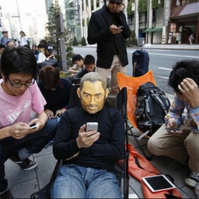 Met je Jobs masker in de rij in Tokyo