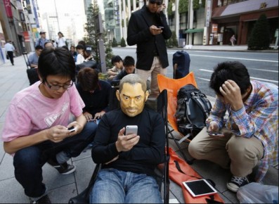 Met je Jobs masker in de rij in Tokyo